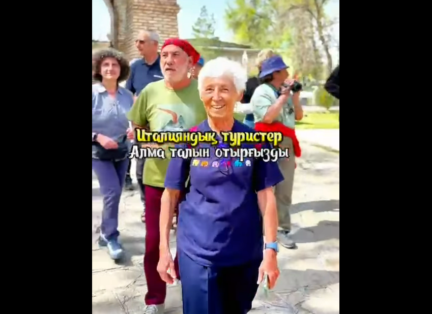 Италияндық туристер “Таза Қазақстан” экологиялық акция аясында Қарахан баба кесенесіне алма ағашын егіп үлес қосты