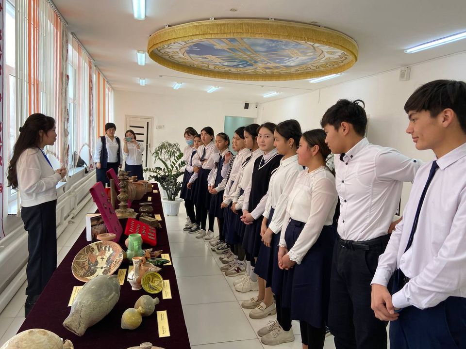  Антон Макаренко атындағы орта мектебіндегі жылжымалы көрме