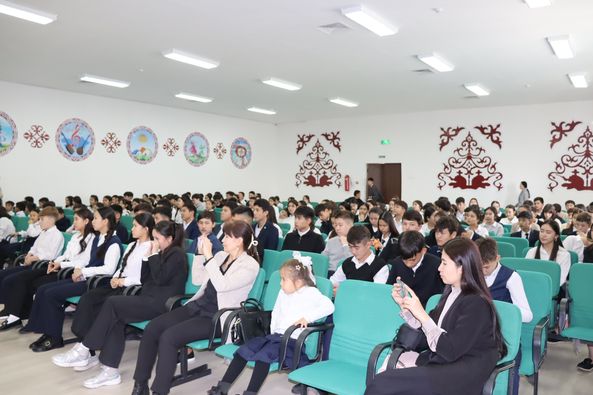 № 3 мектеп-лицейінің оқушыларына «Бабадан қалған қолтаңба» тақырыбында жылжымалы көрме