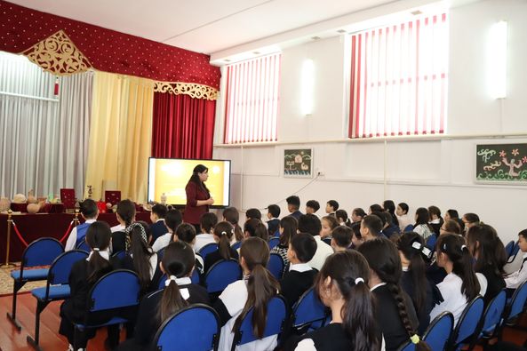 8 гимназия мектебіндегі «Музей ел шежіресі» тақырыбында жылжымалы көрме 