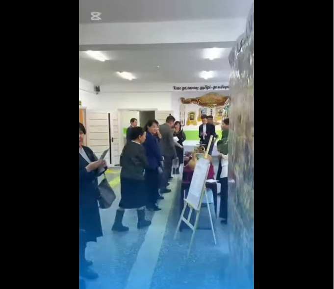 «Келешектің тұтқасы – білімді ұрпақтар» тақырыбында жылжымалы көрме