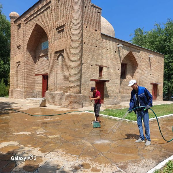 «Қарахан» кесенесінде олық тазарту жұмыстары