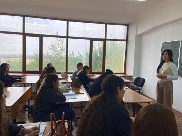  «Экономика және туризм» кафедрасының 1 курс білімгерлеріне «Ежелгі Тараз ескерткіштерінің құпиялары» тақырыбында дәріс