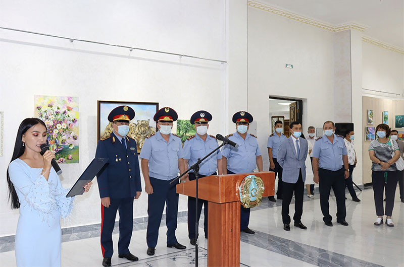 «Фотокамера объективіндегі полицей»