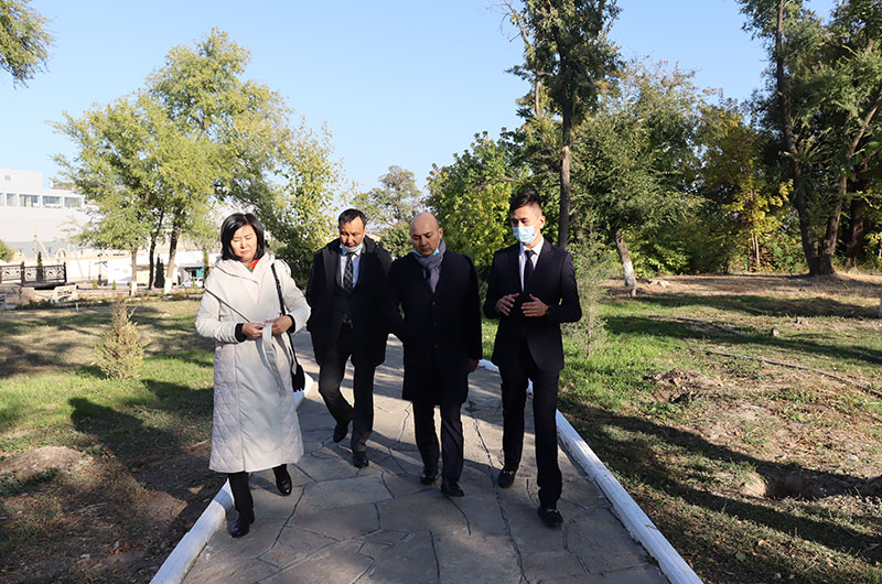 Тараз қонақтарды қарсы алады