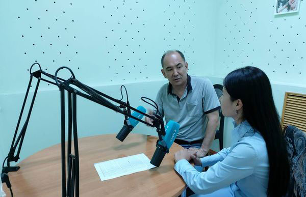 Апталық радиохабарға сұхбат берді