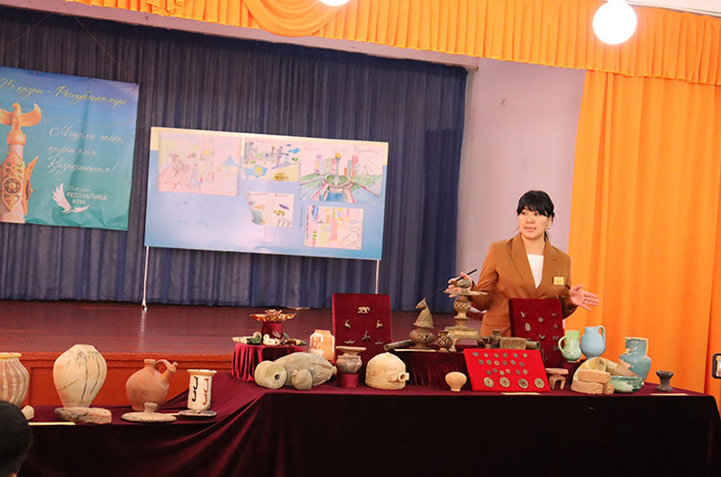 Музей қызметкерлері жылжымалы көрме өткізді