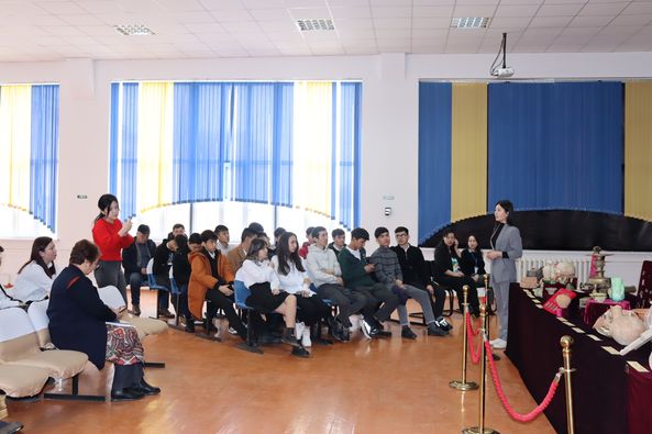 Тараз сервис және технология колледжінің студенттеріне «Музей ел шежіресі» тақырыбында жылжымалы көрме