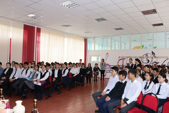  Айша бибі атындағы орта мектебіндегі жылжымалы көрме